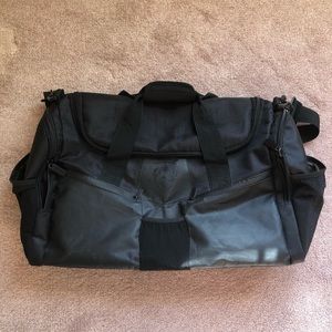 Alphalete Passenger/Duffle Bag in Black